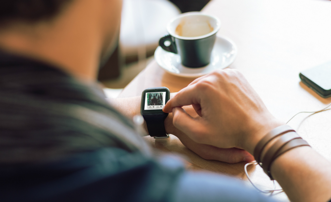 man-smartwatch-watch-coffee-tinder-header