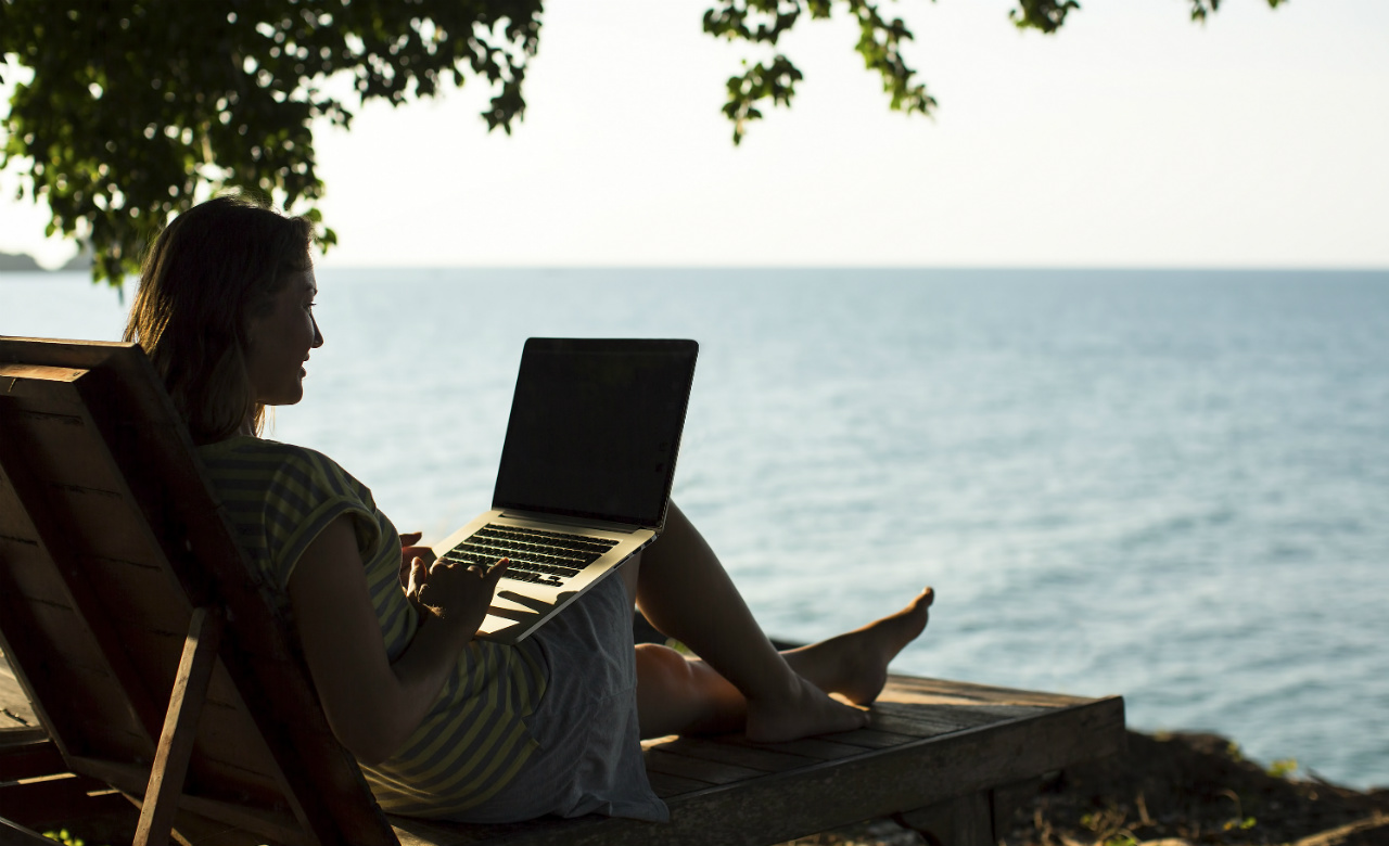 laptop-beach-computer-study-office-dpc-featured-2