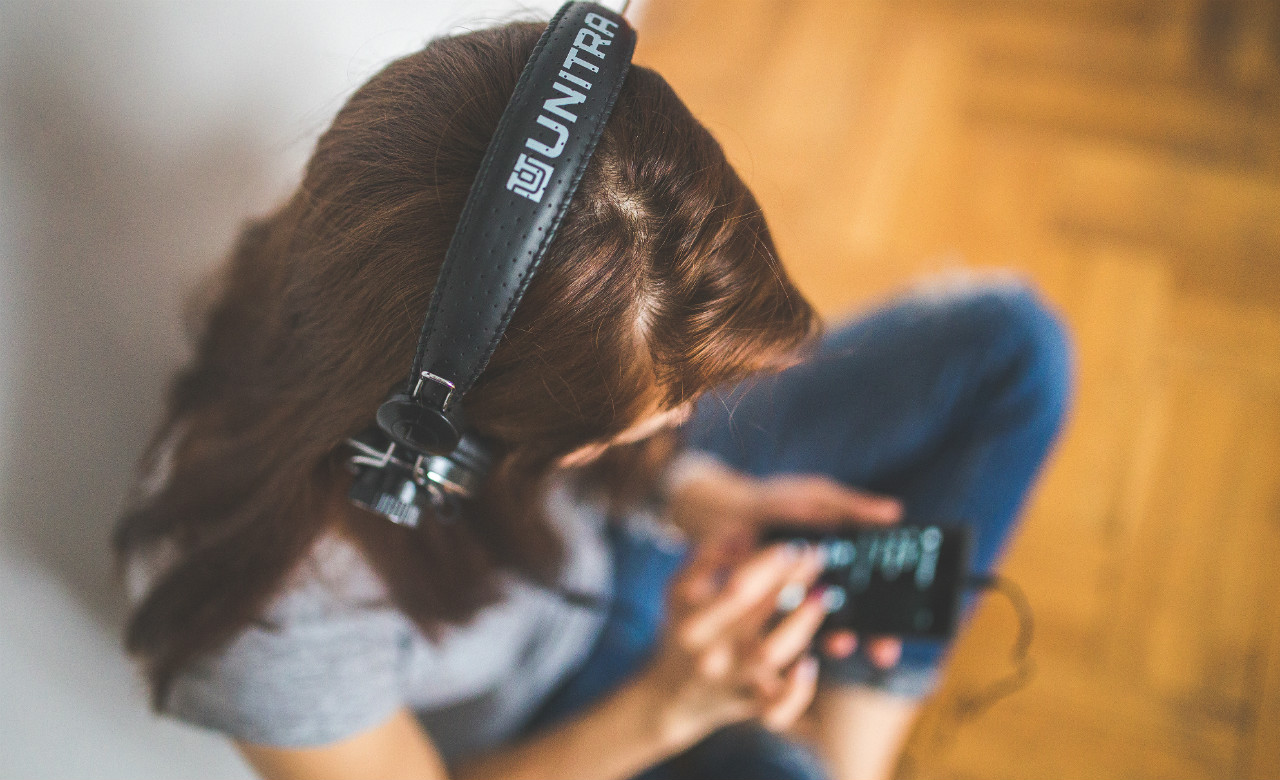 woman-girl-technology-music-headphones